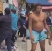 Personas peleando en una playa de Veracruz.