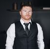 Saúl 'Canelo' Álvarez vestido de forma elegante.