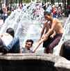 Los habitantes de la Ciudad de México acudieron a las fuentes de la Alameda Central para disfrutar del Sábado de Gloria, para evitar el desperdicio de agua.