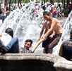 Los habitantes de la Ciudad de México acudieron a las fuentes de la Alameda Central para disfrutar del Sábado de Gloria, para evitar el desperdicio de agua.
