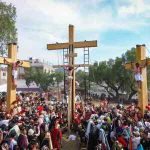 Miles de personas provenientes de todo el país y diversas partes del mundo, asistieron a la representación del Viacrucis en calles de la alcaldía Iztapalapa.