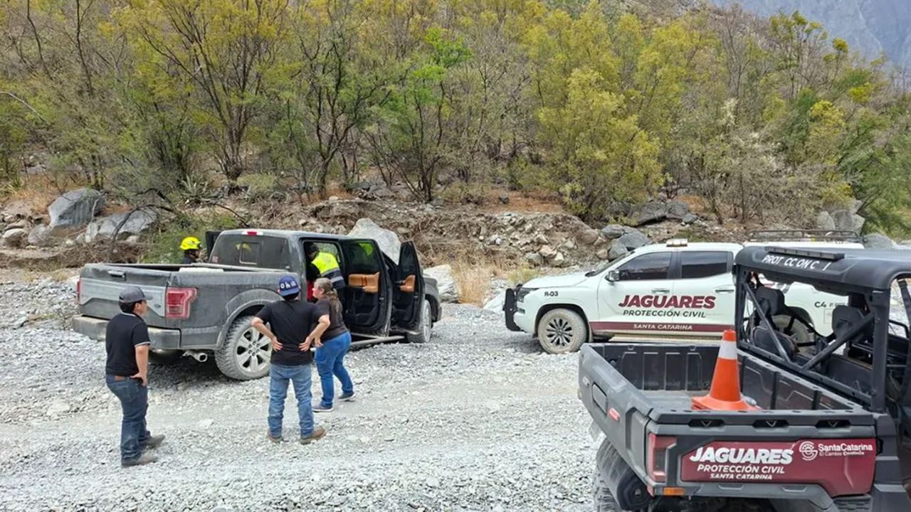 Dos adolescentes resultaron lesionadas tras caer de una cuatrimoto en La Huasteca, Santa Catarina.