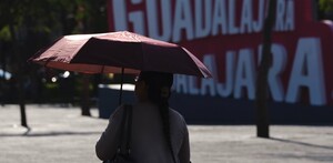 Ante la jornada de cielos despejados y días calurosos en Guadalajara, transeúntes optan por salir con paraguas para protegerse del sol