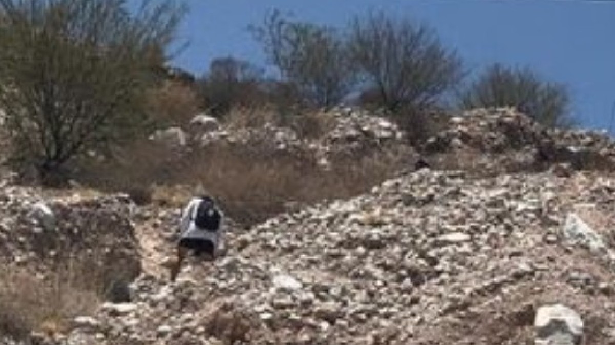 Autoridades rescatando a u padre y su hija que se perdieron en el Cerro de las Noas.