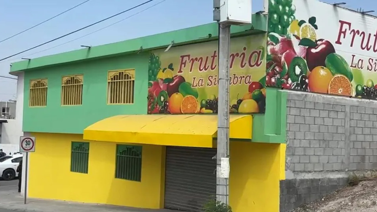 Autoridades aseguraron una frutería en Valle de Lincoln, García, como parte de la investigación por un feminicidio.