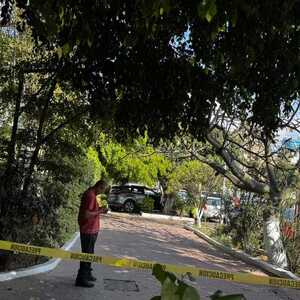 Camioneta estrellada, hombre en la acera