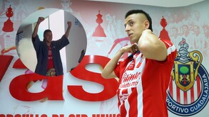 Roberto Alvarado, jugador de las Chivas haciendo sombra.