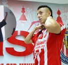 Roberto Alvarado, jugador de las Chivas haciendo sombra.