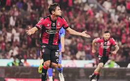 Futbolista de atlas en campo