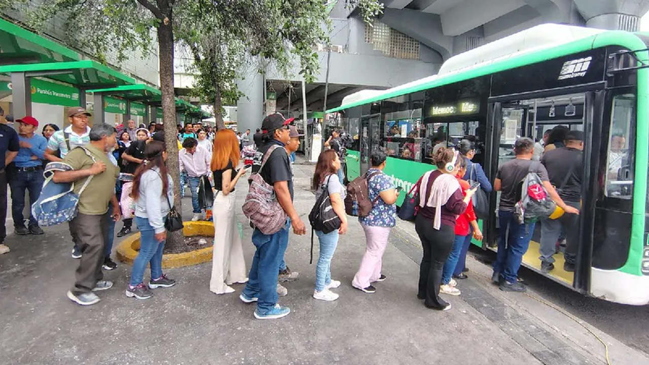 Usuarios del transporte público en Monterrey reportaron saturación en parabuses y tiempos de espera hasta 80% mayores.