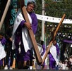 Nazarenos marchan sobre las calles de Iztapalapa durante el Viacrucis