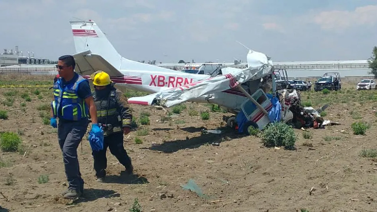 Una avioneta se desplomó en Huejotzingo, Puebla, en una zona de cultivo cercana a Santa Ana Xalmimilulco.