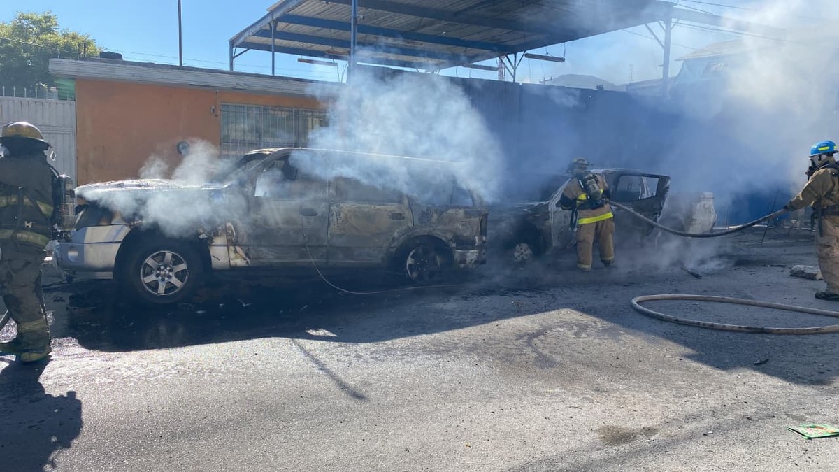 Fuego consume dos vehículos tras falla eléctrica; vecinos alertaron ruidos previos en transformador