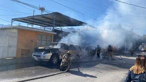 Fuego consume dos vehículos tras falla eléctrica; vecinos alertaron ruidos previos en transformador