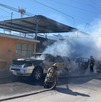 Fuego consume dos vehículos tras falla eléctrica; vecinos alertaron ruidos previos en transformador