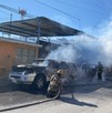 Fuego consume dos vehículos tras falla eléctrica; vecinos alertaron ruidos previos en transformador