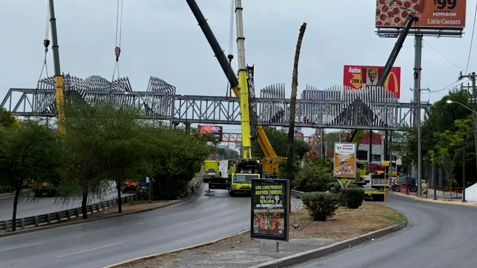Durante este Viernes Santo, el cierre de la avenida Eloy Cavazos ha generado una carga vehicular en calles alternas en Guadalupe, Nuevo León.