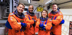 Un astronauta consume alimentos preparados especialmente para el espacio, diseñados para ser rehidratados y evitar residuos en microgravedad.