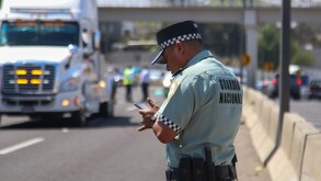 Elemento de la Guardia Nacional parado sobre la carretera.