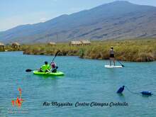 Visitantes realizan actividades recreativas en el Río Mezquites, en Cuatrociénegas, rodeados de un paisaje desértico y montañoso característico de la región.