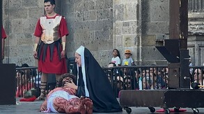 El Viacrucis llega a su fin en la Catedral de Guadalajara con Jesús siendo bajado de la cruz