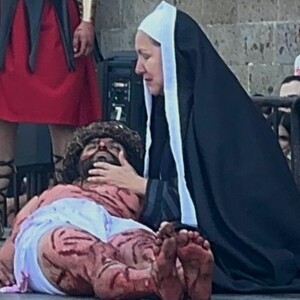 El Viacrucis llega a su fin en la Catedral de Guadalajara con Jesús siendo bajado de la cruz