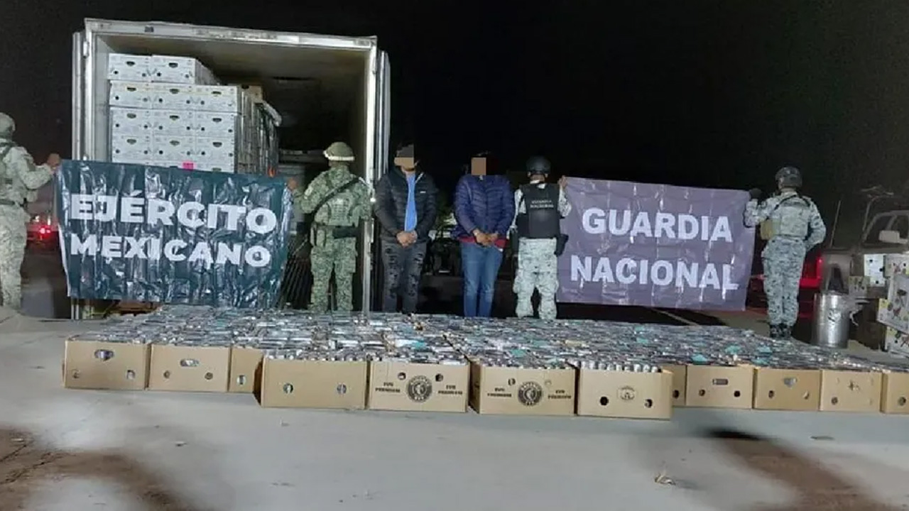 Autoridades aseguraron más de 1.8 toneladas de cocaína en un tractocamión en San Luis Río Colorado, Sonora.