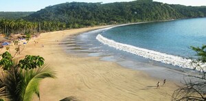 Playa Bahía de Chacala en Nayarit vista desde arriba, la más cercana a Guadalajara y una de las mejores para visitar en Semana Santa
