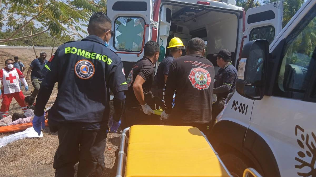 Elementos de emergencia atienden volcadura en viaducto Diamante