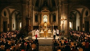 La bencidión del fuego en la Vigilia Pascual su suele hacer al anochecer, y es el evento más emblematico del Sabado de Gloria en la tradición católica