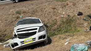 Auto vuelca en Viaducto Diamante en el puerto de Acapulco