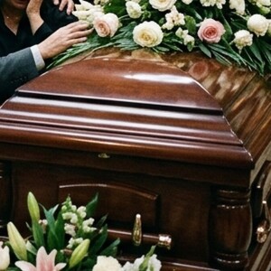 personas en un funeral, imagen generada con IA de Gemini.
