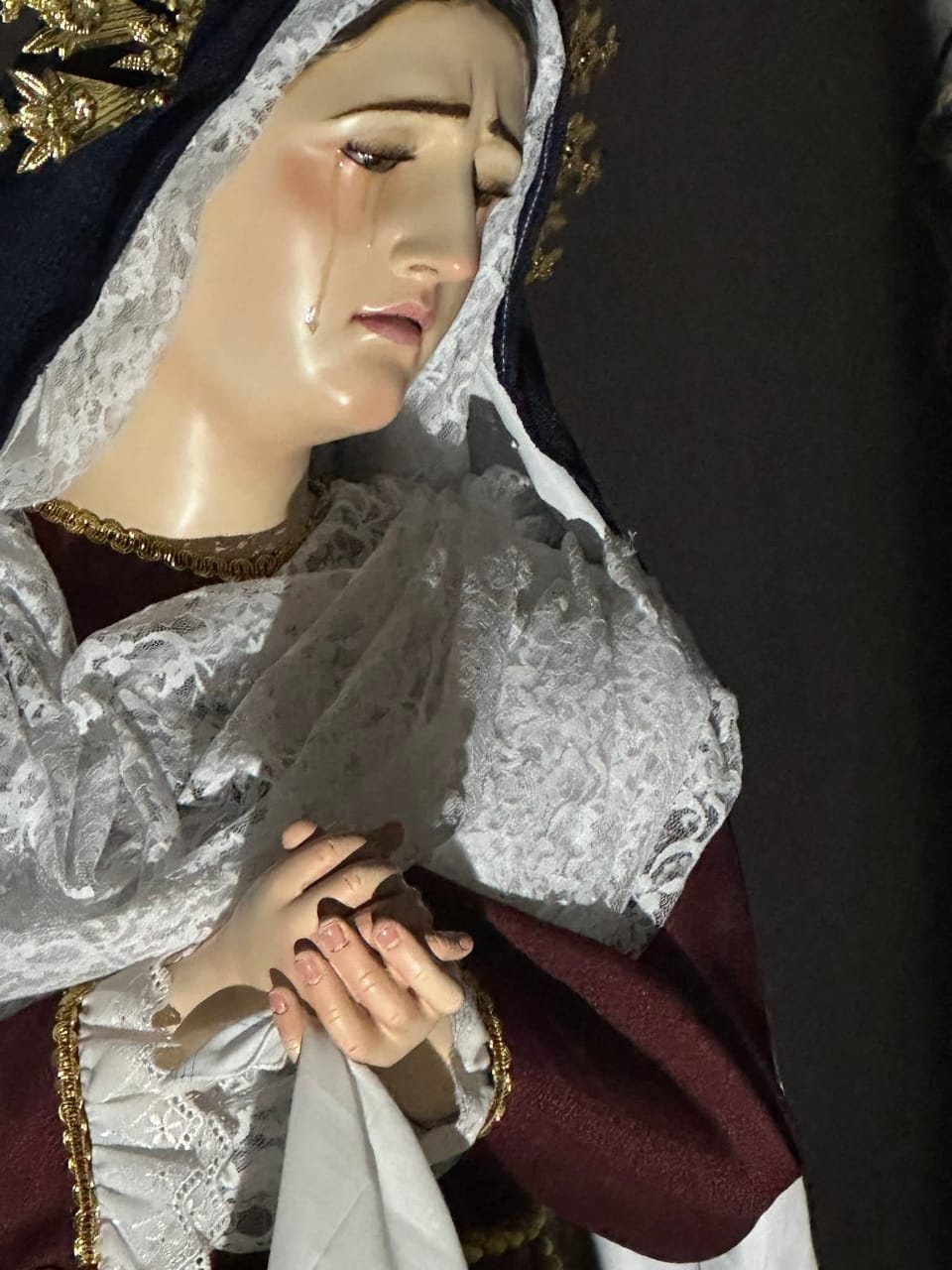 Imagen de la Vírgen llorando y redes sociales se debaten.