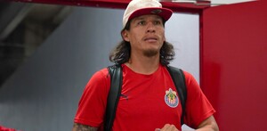 Rubén González, jugador de Chivas, llegando al estadio del Guadalajara.