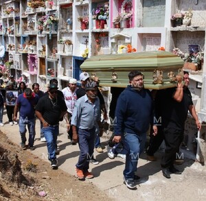 Familiares y amigos se reunieron para acompañar a la familia en el acto religioso, previo al traslado del féretro.