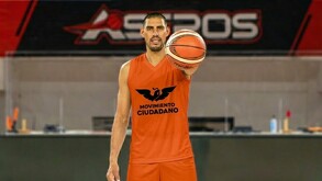 Gustavo Ayón en la duela con un balón de basquetbol y una camisa de Movimiento Ciudadano.