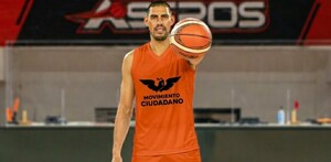 Gustavo Ayón en la duela con un balón de basquetbol y una camisa de Movimiento Ciudadano.