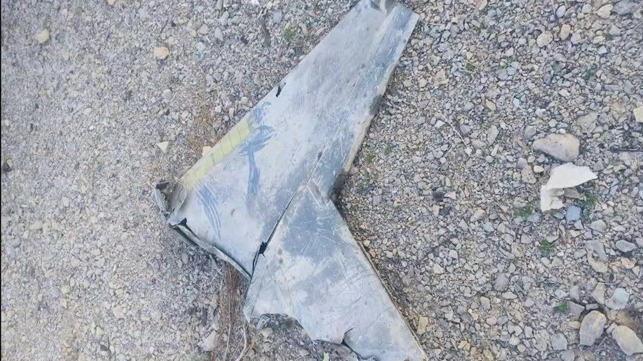 La televisión estatal iraní difundió videos del avión derribado y del cual, sus tripulantes lograron salir.