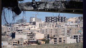 Un puente alcanzado por bombardeos estadounidenses en la víspera, visto en la localidad de Karaj.