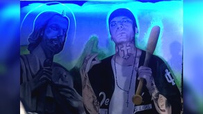 Santa Fe Klan es ilustrado en las calles de Silao, Guanajuato. El autor de la obra confiesa que le gustaría que el rapero conozca este mural.