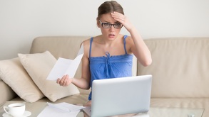 Persona preocupada por no hacer su Declaración Anual