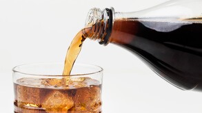 Refresco sin azúcar servido en vaso con hielos