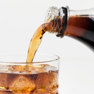 Refresco sin azúcar servido en vaso con hielos