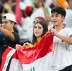 Aficionados del equipo de futbol de Irak sosteniendo la bandera de Irak