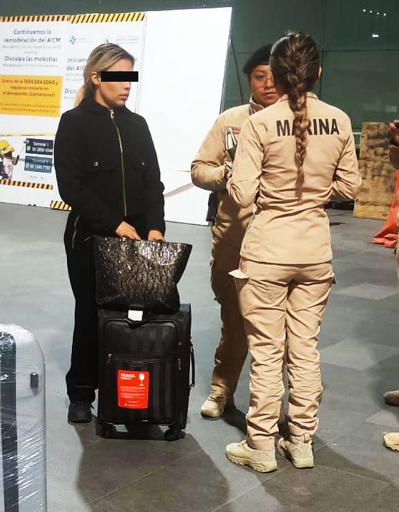 Una mujer colombiana fue detenida por las autoridades en el Aeropuerto Internacional de la Ciudad de México por tráfico de narcóticos.
