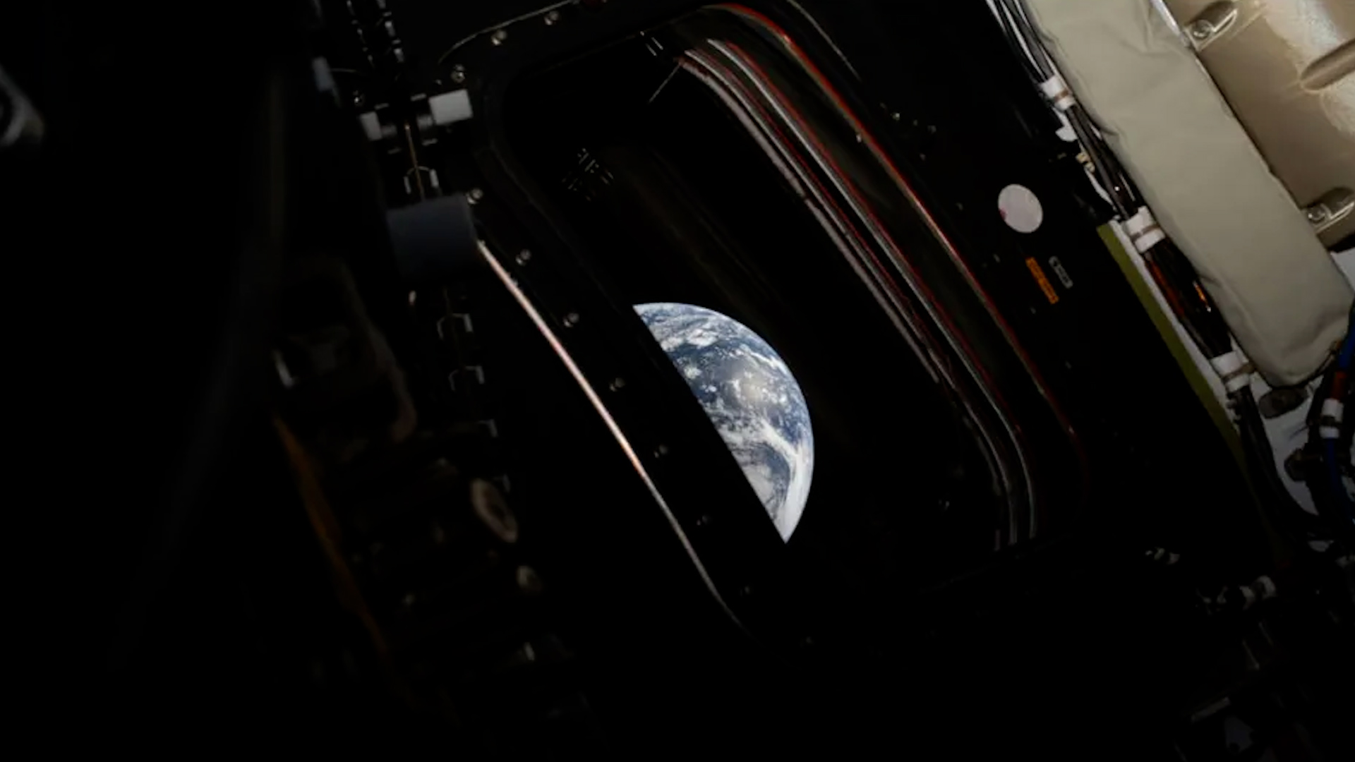 La misión Artemis II ya ofrece imágenes históricas del planeta y el espacio exterior vistas desde la nave Orion.