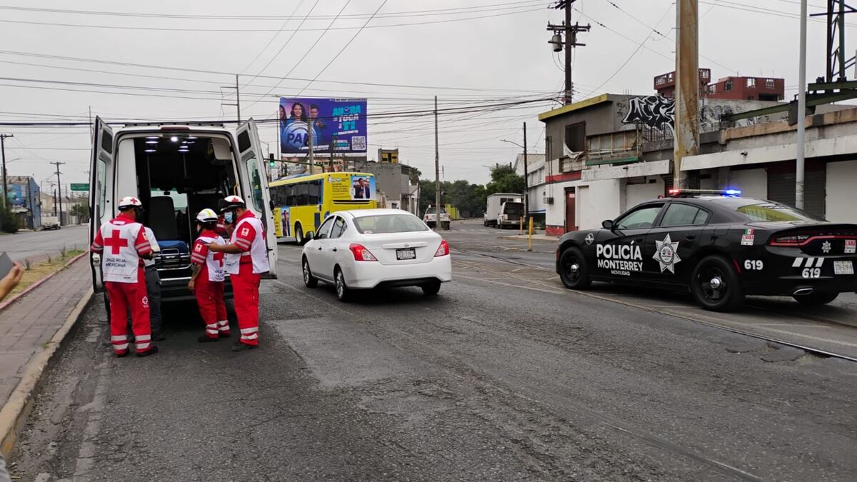 cuerpos médicos auxilian a motociclista lesionado