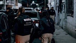 Tres sujetos perdieron la vida tras caer a un barranco luego de intentar escapar de un operativo realizado en un bar clandestino en la capital de Querétaro.