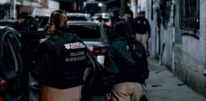 Tres sujetos perdieron la vida tras caer a un barranco luego de intentar escapar de un operativo realizado en un bar clandestino en la capital de Querétaro.