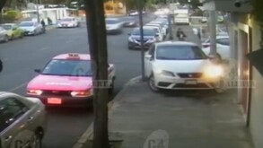 Auto sobre la banqueta luego de que conductora perdiera el control en Azcapotzalco